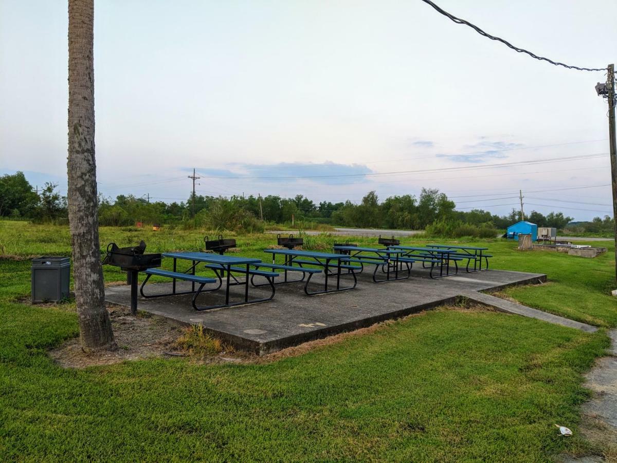 Lake Houmas Inn Bagian luar foto